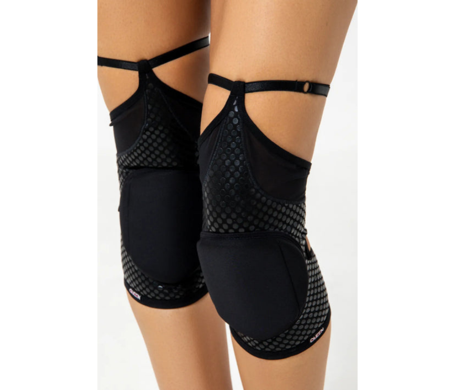 queen wear grippy kneepads